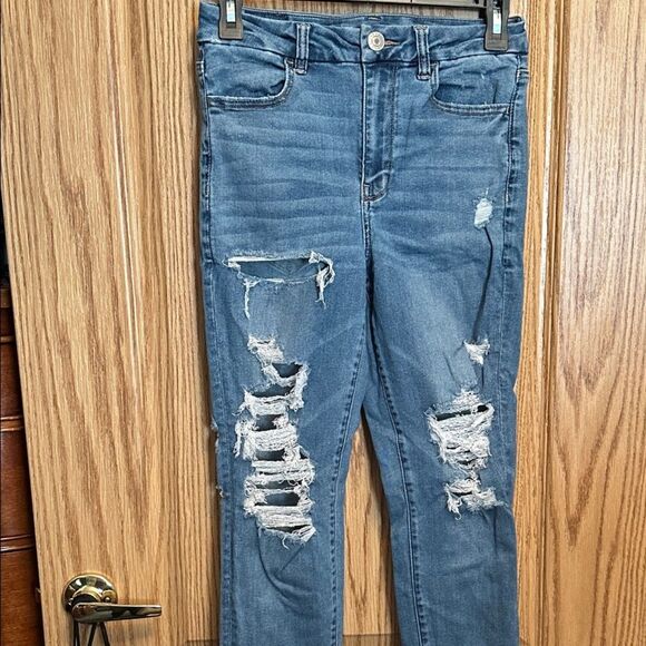 Women’s American Eagle size 6 Short Distressed Blue Women's Jeans - Picture 1 of 7